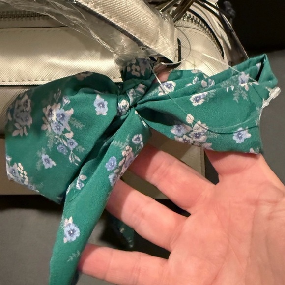 Beautiful White Steve Madden NWT handbag with strap - Picture 5 of 5